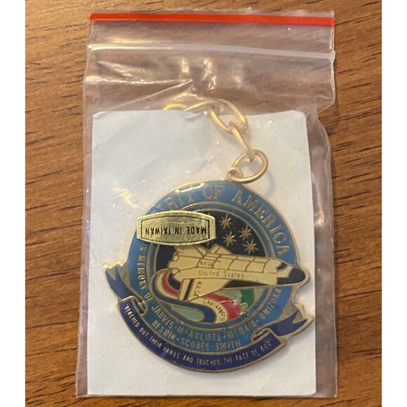 NASA Space Shuttle Astronaut Commemorative 1986 Key Chain Challenger II - Picture 3 of 10